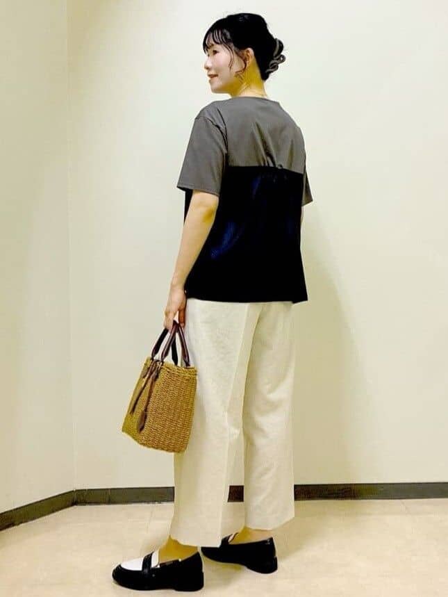 グリーン系のTシャツ/カットソー、ベージュ系のその他パンツ、イエロー系のトートバッグを着用したレディースの春コーディネートの4枚目の写真