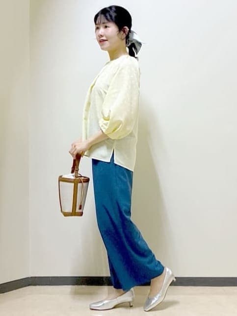 イエロー系のシャツ/ブラウス、シルバー系のパンプス、ブルー系のその他パンツを着用したレディースの冬コーディネートの2枚目の写真