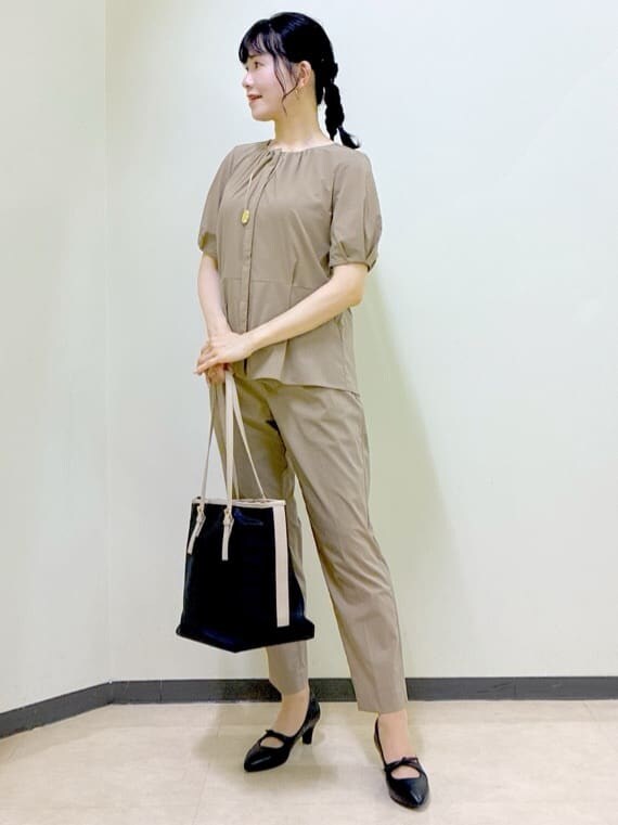 イエロー系のシャツ/ブラウス、イエロー系のその他パンツ、イエロー系のスカートを着用したレディースの夏コーディネートの6枚目の写真