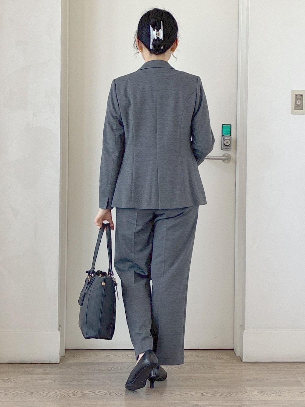 ブルー系のシャツ/ブラウス、グレー系のその他パンツ、ブラック系のトートバッグを着用したレディースの秋コーディネートの3枚目の写真