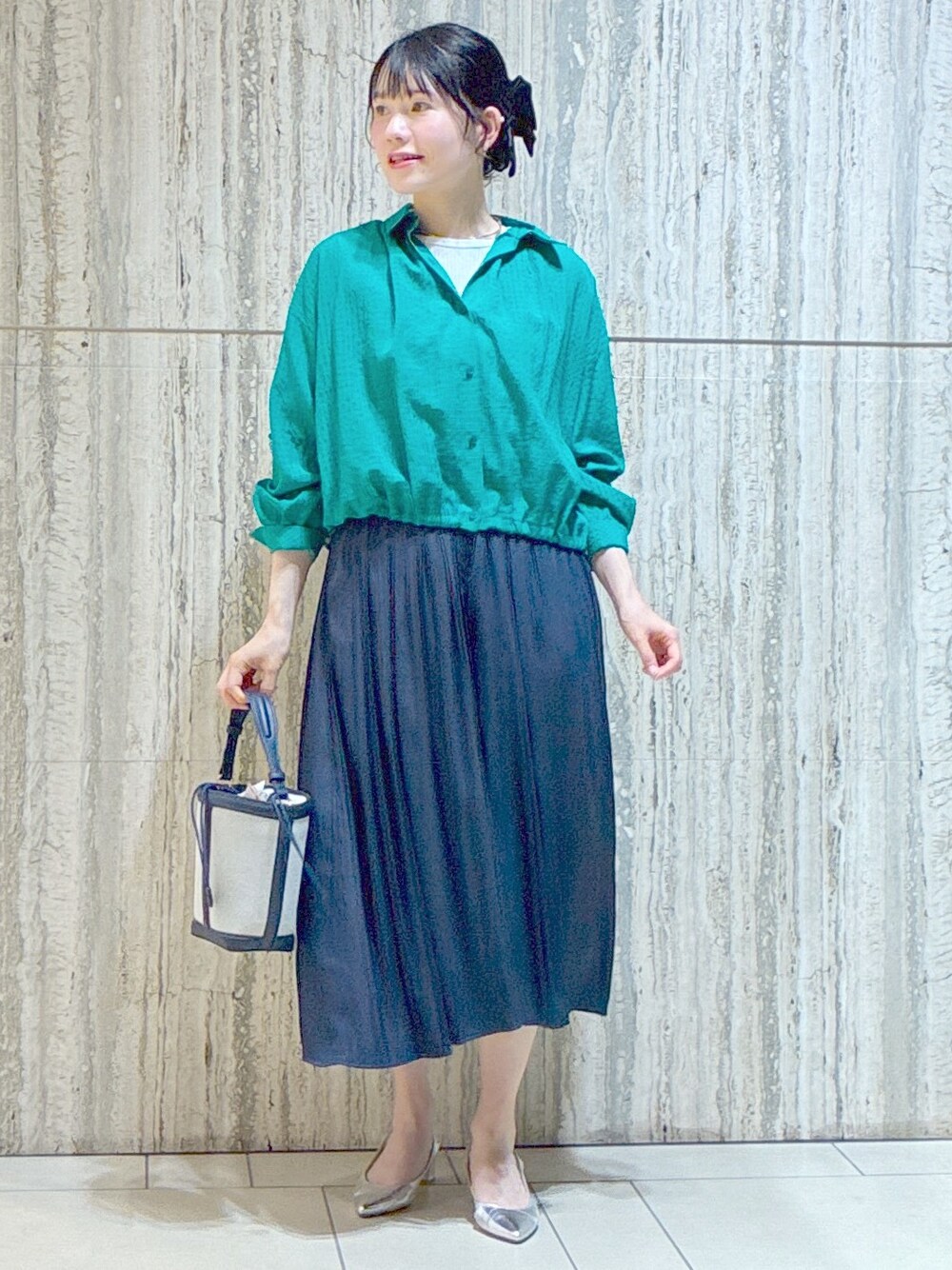 グリーン系のシャツ/ブラウス、ホワイト系のTシャツ/カットソー、ブルー系のその他パンツを着用したレディースの夏コーディネートの7枚目の写真