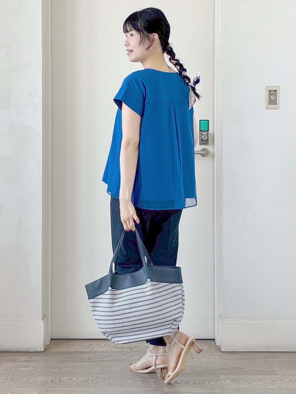 ブルー系のチュニック、ブルー系のその他パンツ、ホワイト系のカーディガン/ボレロを着用したレディースの夏コーディネートの4枚目の写真