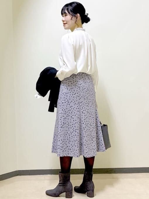 ホワイト系のシャツ/ブラウス、グレー系のスカート、ブラック系のノーカラージャケットを着用したレディースの冬コーディネートの4枚目の写真