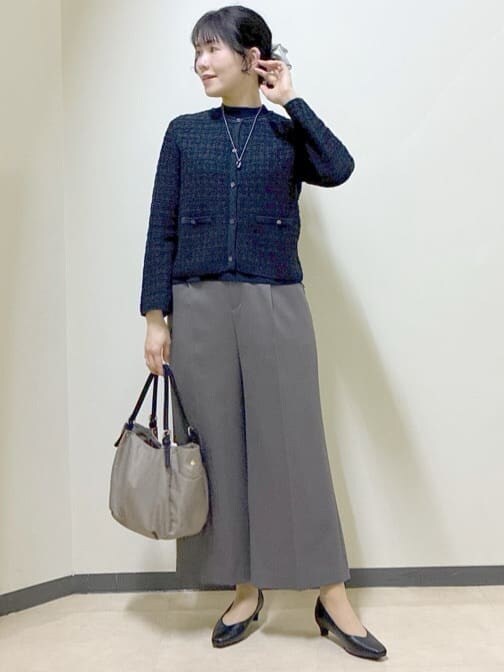 ブルー系のカーディガン/ボレロ、ブルー系のニット/セーター、ブラウン系のその他パンツを着用したレディースの冬コーディネートの5枚目の写真