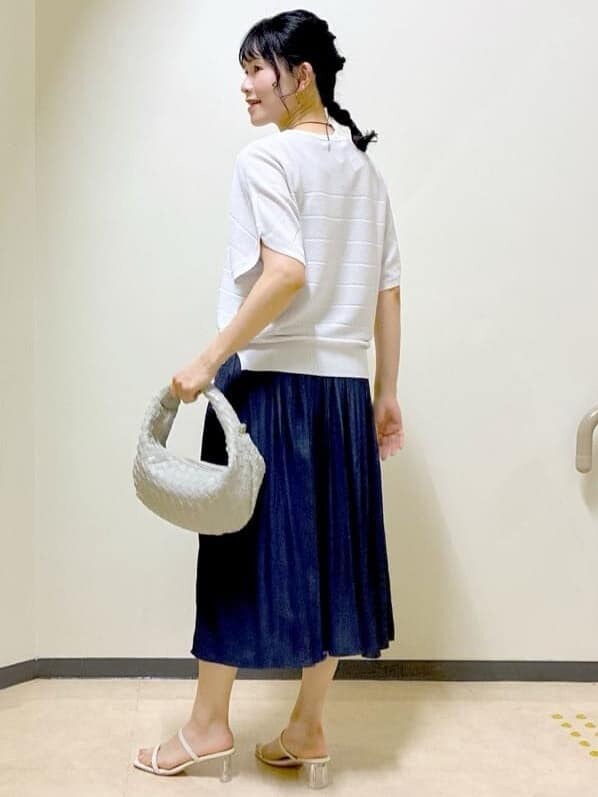 ブルー系のニット/セーター、ブルー系のその他パンツ、グレー系のニット/セーターを着用したレディースの夏コーディネートの10枚目の写真