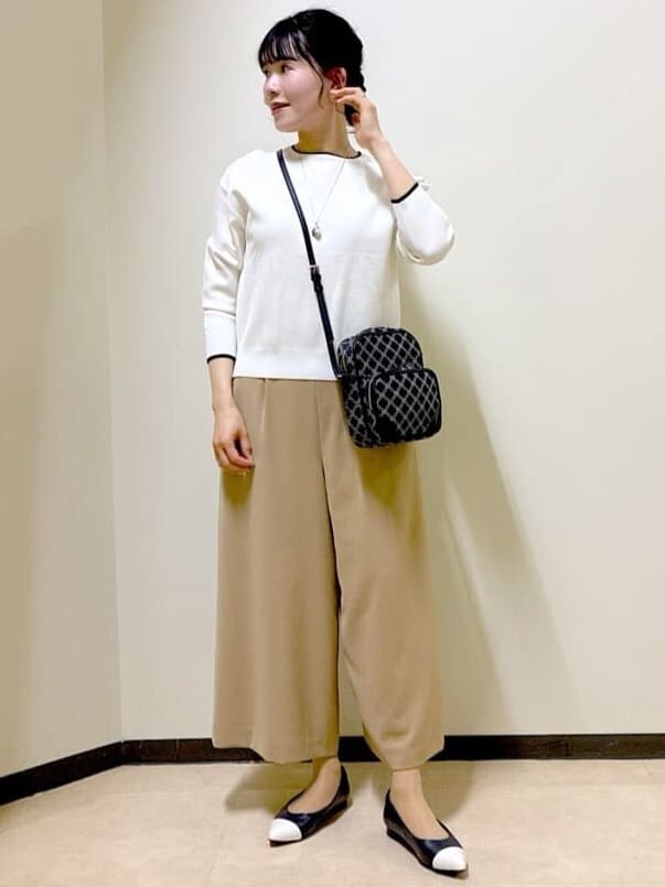 ホワイト系のニット/セーター、イエロー系のその他パンツ、ブルー系のショルダーバッグを着用したレディースの春コーディネートの6枚目の写真