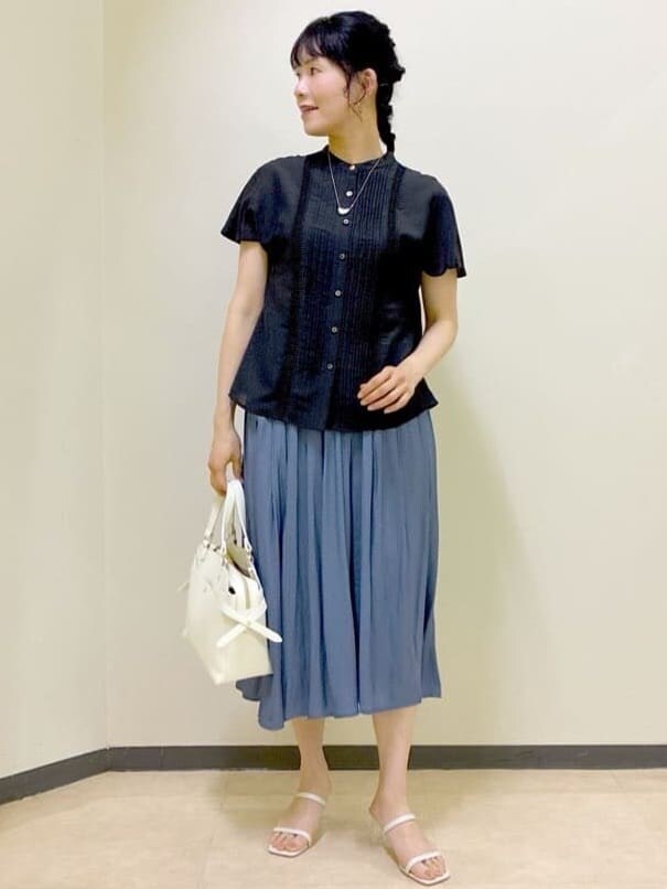 ブラック系のシャツ/ブラウス、ブルー系のその他パンツ、ホワイト系のトートバッグを着用したレディースの夏コーディネートの7枚目の写真