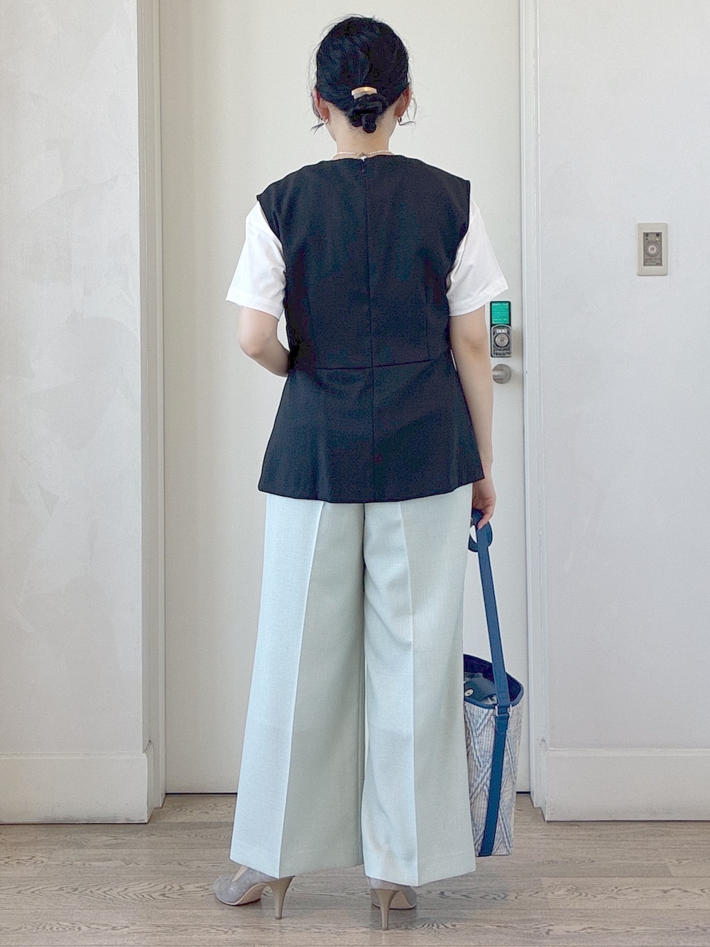 ブラック系のベスト、ホワイト系のTシャツ/カットソー、ホワイト系のタンクトップを着用したレディースの夏コーディネートの3枚目の写真