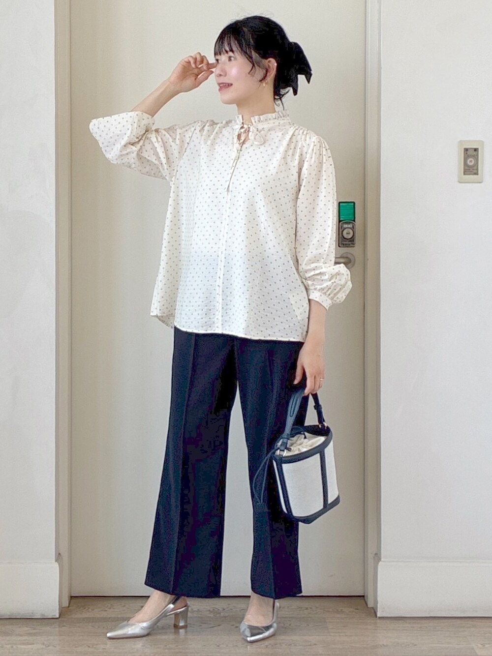 ベージュ系のシャツ/ブラウス、ブルー系のその他パンツ、ブルー系のショルダーバッグを着用したレディースの夏コーディネートの7枚目の写真