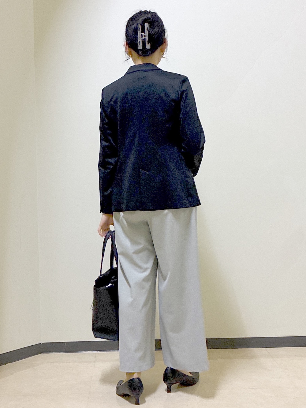 グリーン系のTシャツ/カットソー、ホワイト系のタンクトップ、グレー系のその他パンツを着用したレディースの春コーディネートの3枚目の写真