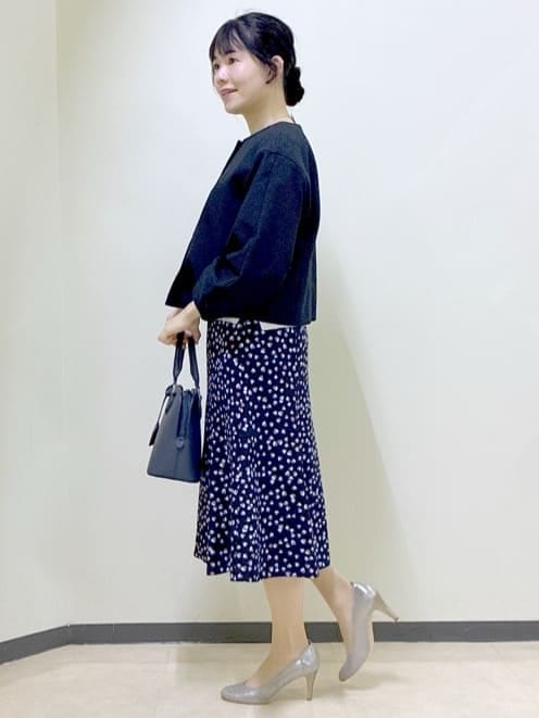 ピンク系のワンピース、ブルー系のノーカラージャケット、グレー系のニット/セーターを着用したレディースの冬コーディネートの2枚目の写真