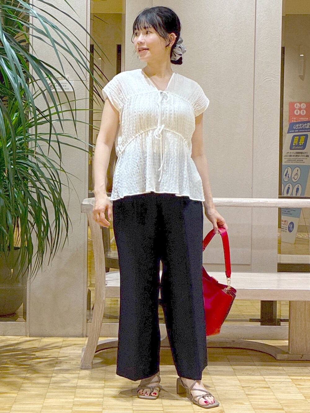 ホワイト系のシャツ/ブラウス、ブルー系のその他パンツ、ベージュ系のタンクトップを着用したレディースの夏コーディネートの5枚目の写真