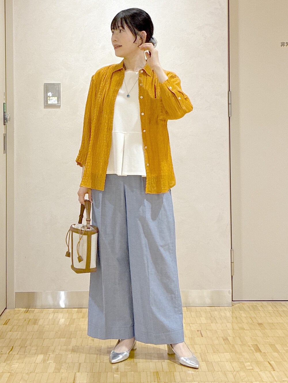 オレンジ系のシャツ/ブラウス、ホワイト系のTシャツ/カットソー、ブルー系のその他パンツを着用したレディースの夏コーディネートの7枚目の写真