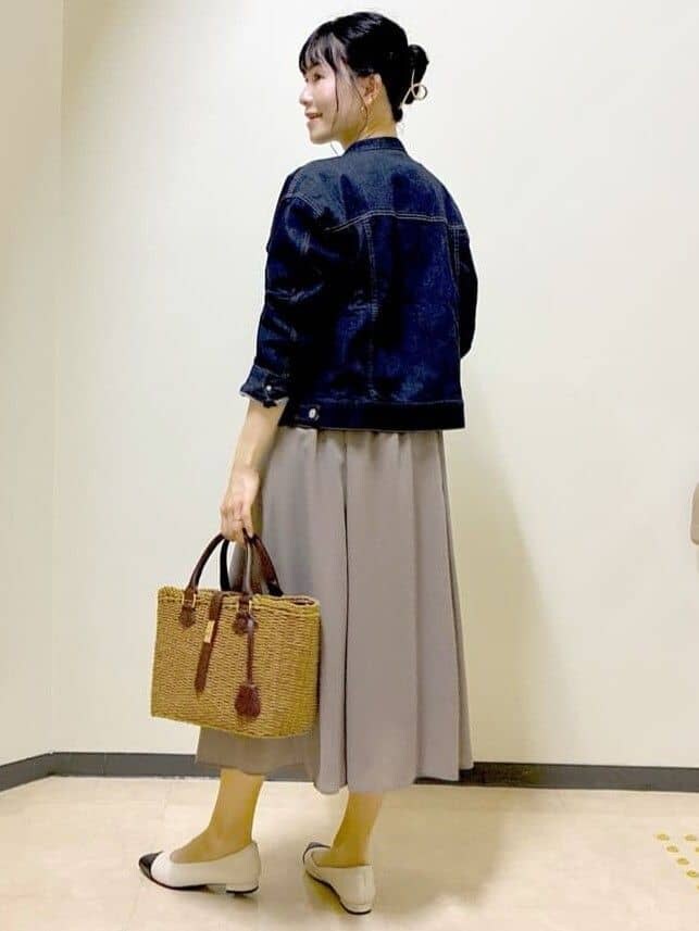ピンク系のニット/セーター、ブルー系のデニムジャケット、ブラウン系のスカートを着用したレディースの春コーディネートの9枚目の写真