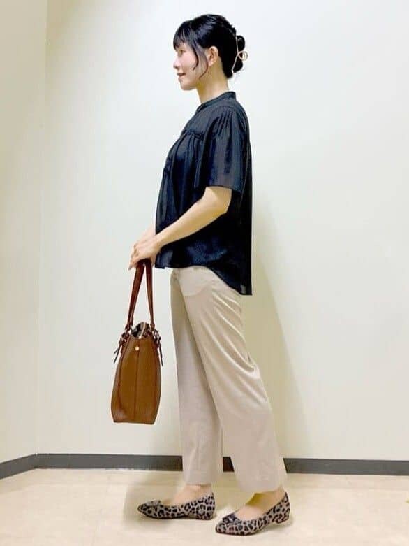 ブラック系のシャツ/ブラウス、ベージュ系のその他パンツ、ブラウン系のトートバッグを着用したレディースの秋コーディネートの2枚目の写真