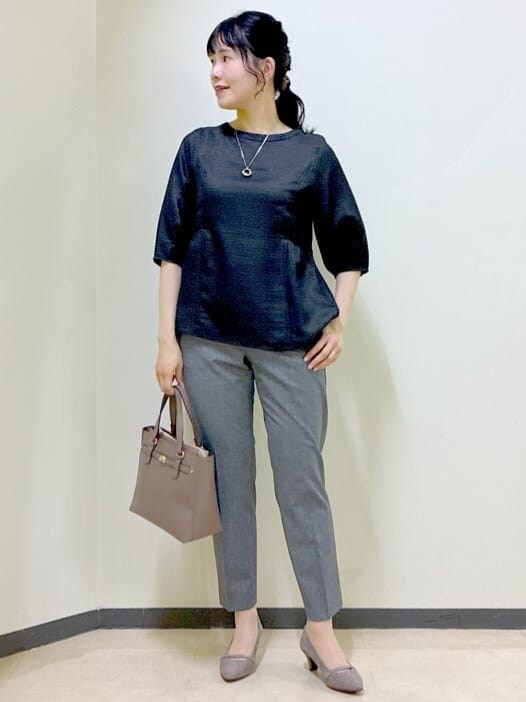 ブルー系のTシャツ/カットソー、ブラック系のその他パンツ、ブラック系のシャツ/ブラウスを着用したレディースの夏コーディネートの9枚目の写真
