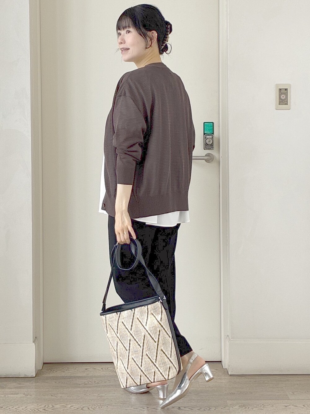 ブラウン系のカーディガン/ボレロ、ホワイト系のシャツ/ブラウス、ベージュ系のタンクトップを着用したレディースの夏コーディネートの4枚目の写真