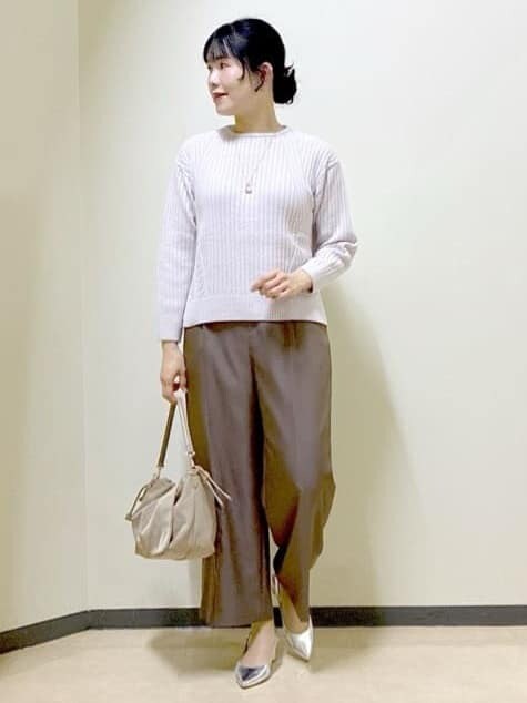グレー系のニット/セーター、ブラウン系のその他パンツ、ベージュ系のショルダーバッグを着用したレディースの冬コーディネートの8枚目の写真