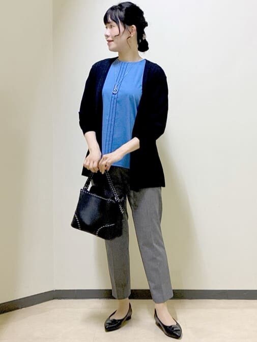 ブラック系のカーディガン/ボレロ、ブルー系のTシャツ/カットソー、ブラック系のその他パンツを着用したレディースの秋コーディネートの6枚目の写真