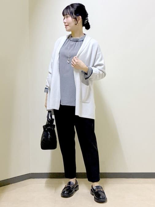グレー系のカーディガン/ボレロ、ブルー系のシャツ/ブラウス、ブラック系のその他パンツを着用したレディースの冬コーディネートの6枚目の写真