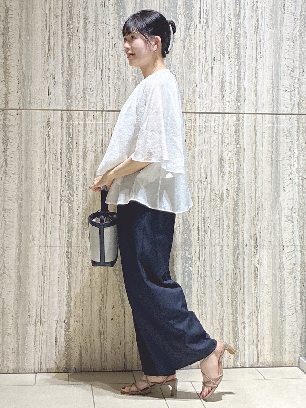 ホワイト系のシャツ/ブラウス、ブルー系のその他パンツ、ブルー系のショルダーバッグを着用したレディースの夏コーディネートの2枚目の写真