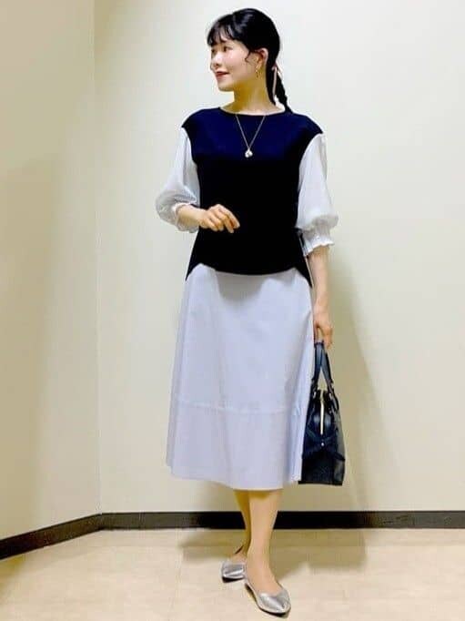 ブルー系のシャツ/ブラウス、パープル系のスカート、ブルー系のトートバッグを着用したレディースの夏コーディネートの5枚目の写真