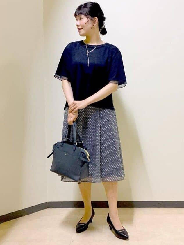 ブルー系のTシャツ/カットソー、ブルー系のスカート、ブルー系のトートバッグを着用したレディースの夏コーディネートの5枚目の写真