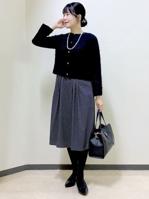 ブラック系のカーディガン/ボレロ、グレー系のワンピース、ブラック系のボストンバッグを着用したレディースの冬コーディネートの8枚目の写真