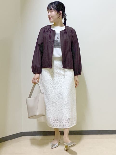 ブラウン系のブルゾン、ホワイト系のスカート、ホワイト系のTシャツ/カットソーを着用したレディースの春コーディネートの6枚目の写真