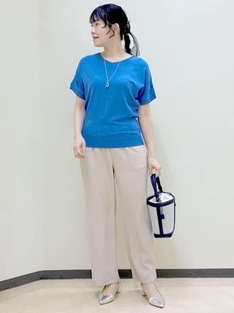 ベージュ系のその他パンツ、ブルー系のニット/セーター、ブルー系のショルダーバッグを着用したレディースの春コーディネートの5枚目の写真