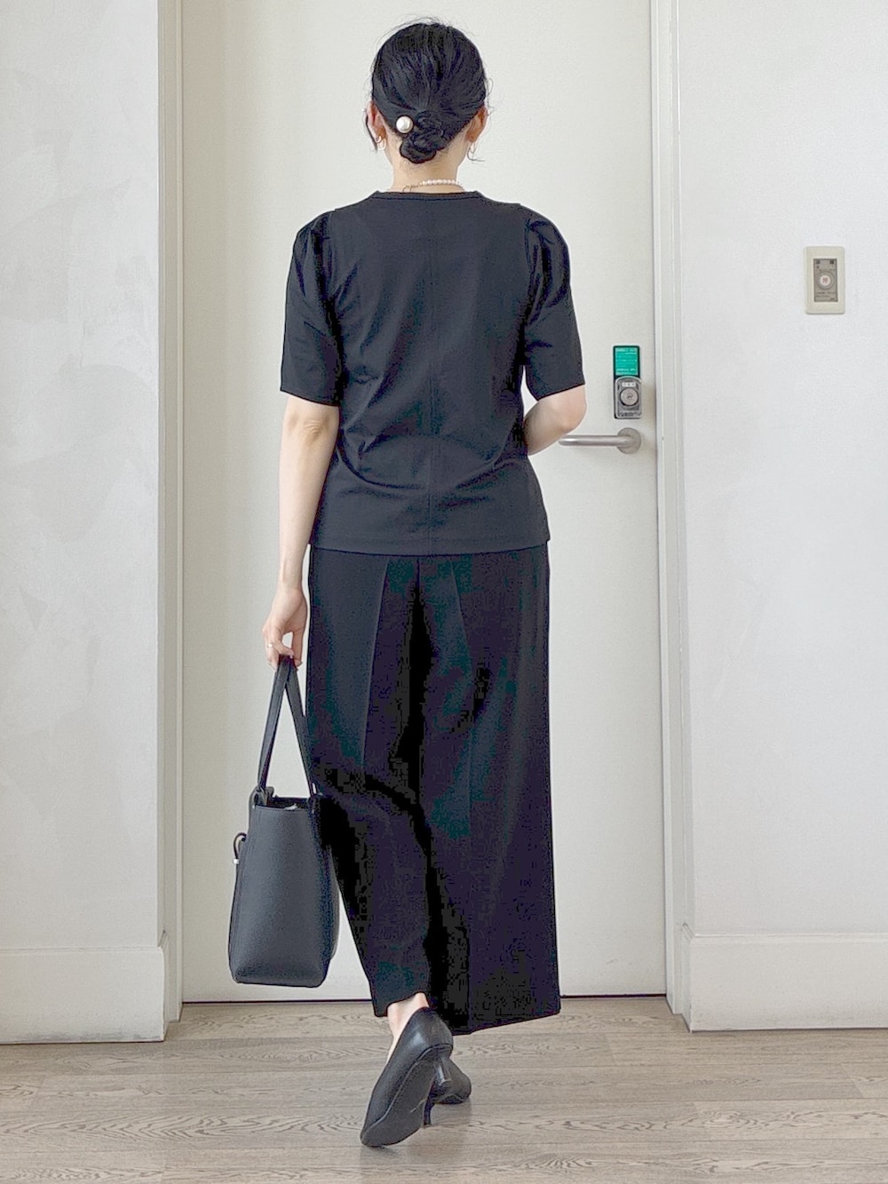 ブラック系のTシャツ/カットソー、ブラック系のその他パンツ、ブラック系のテーラードジャケットを着用したレディースの夏コーディネートの3枚目の写真