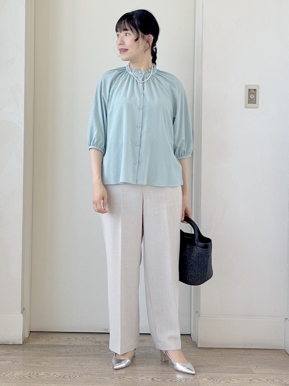 ベージュ系のその他パンツ、グリーン系のシャツ/ブラウス、ブラック系のショルダーバッグを着用したレディースの春コーディネートの5枚目の写真