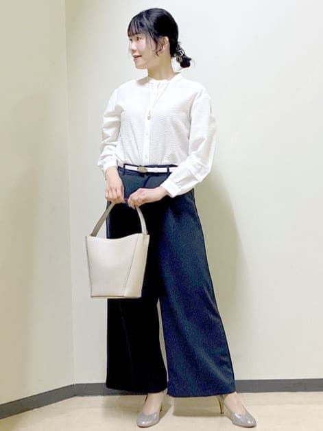 ホワイト系のシャツ/ブラウス、ブルー系のその他パンツ、パープル系のカーディガン/ボレロを着用したレディースの春コーディネートの5枚目の写真