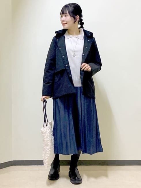 ブラック系のブルゾン、グレー系のニット/セーター、ブルー系のその他パンツを着用したレディースの冬コーディネートの8枚目の写真