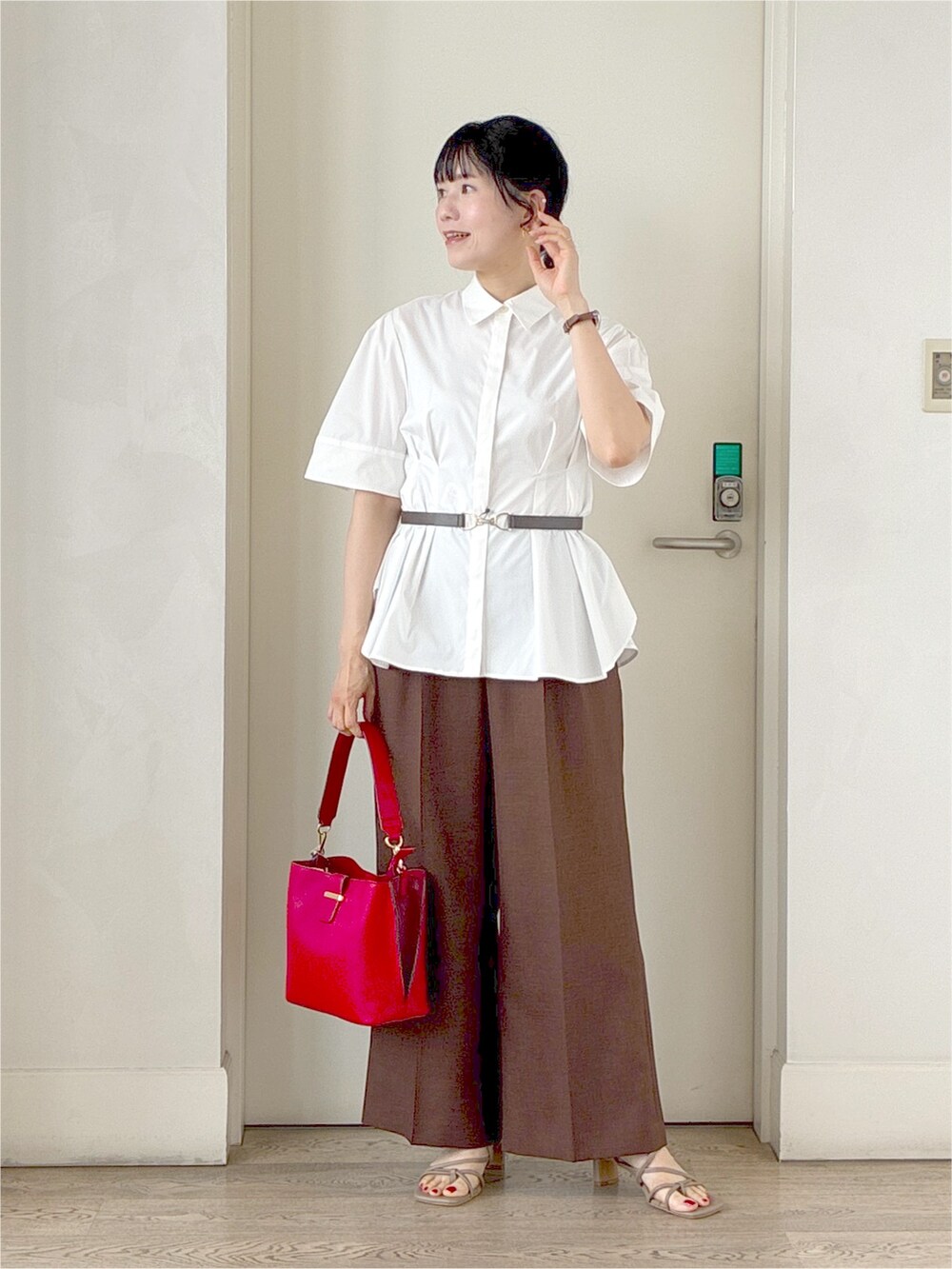 ホワイト系のシャツ/ブラウス、ブラウン系のその他パンツ、レッド系のトートバッグを着用したレディースの秋コーディネートの8枚目の写真