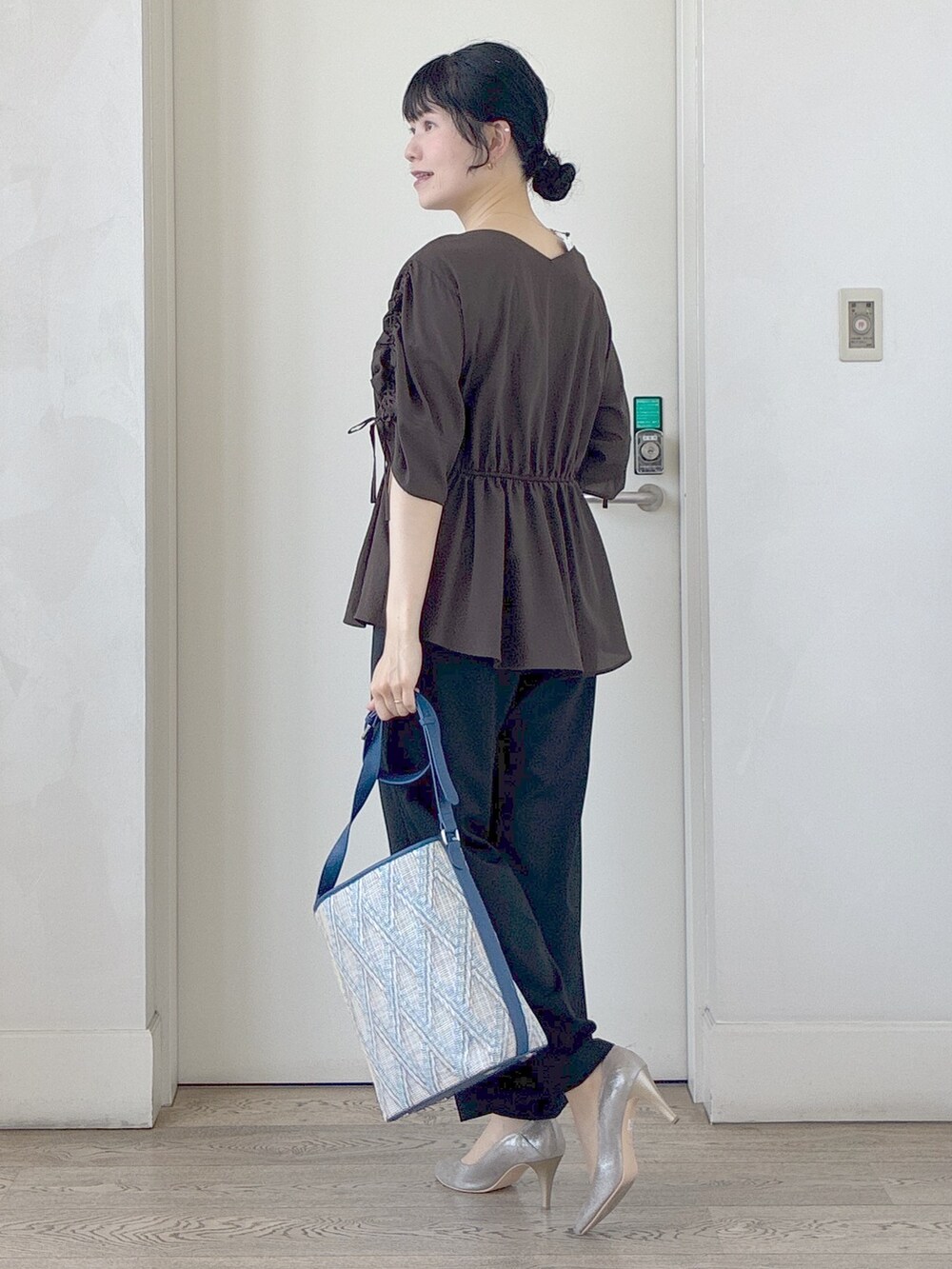 ブラック系のその他パンツ、ブルー系のショルダーバッグ、ホワイト系のカーディガン/ボレロを着用したレディースの春コーディネートの4枚目の写真
