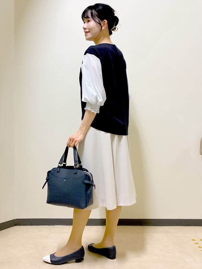 ブルー系のシャツ/ブラウス、ベージュ系のスカート、ブルー系のその他パンツを着用したレディースの春コーディネートの4枚目の写真