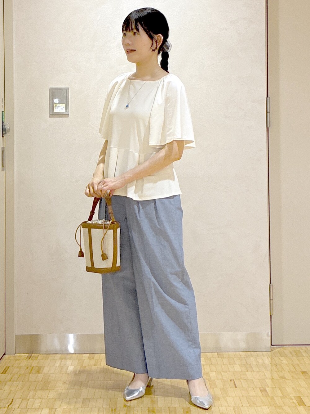 ホワイト系のTシャツ/カットソー、ブルー系のその他パンツ、オレンジ系のシャツ/ブラウスを着用したレディースの夏コーディネートの6枚目の写真