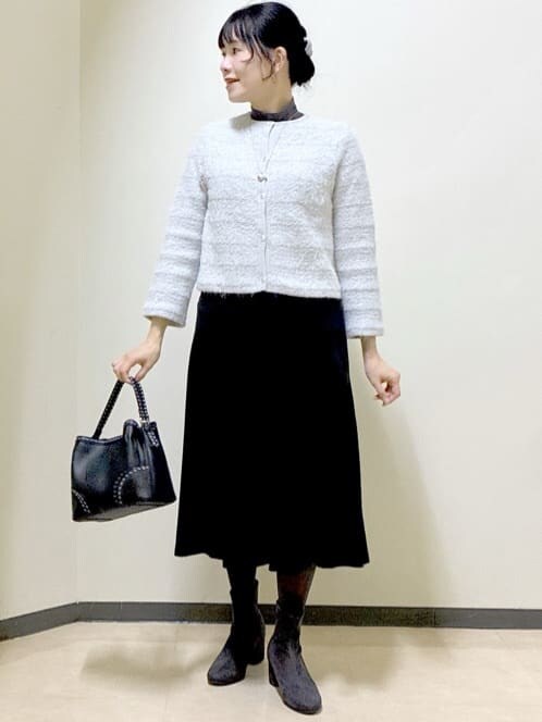 グレー系のカーディガン/ボレロ、グレー系のニット/セーター、ブラック系のその他パンツを着用したレディースの冬コーディネートの8枚目の写真