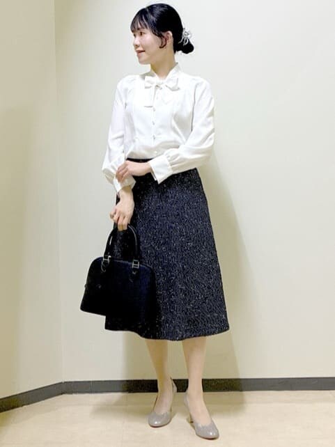 パープル系のTシャツ/カットソー、ホワイト系のシャツ/ブラウス、ブルー系のカーディガン/ボレロを着用したレディースの冬コーディネートの6枚目の写真