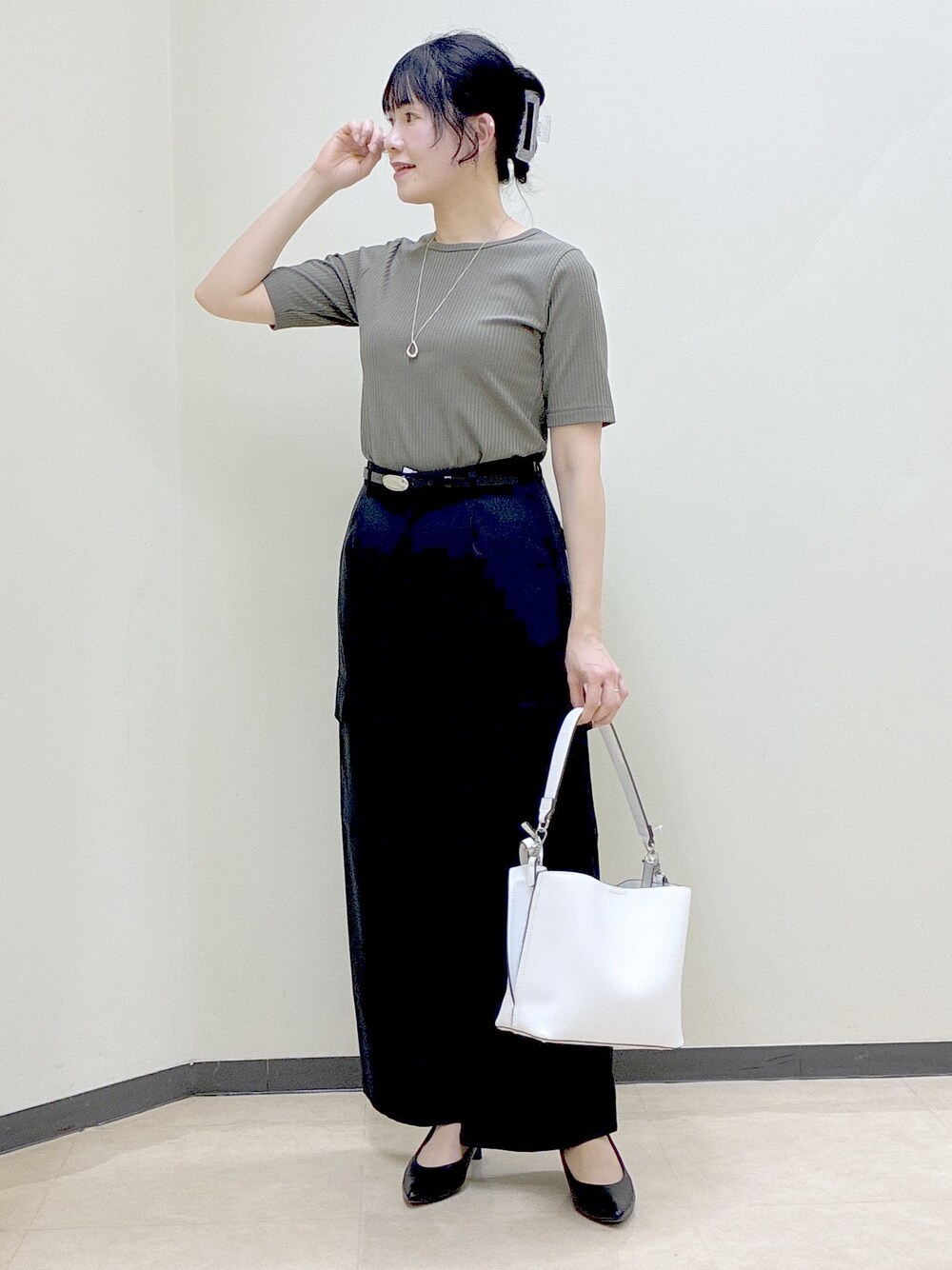 グリーン系のTシャツ/カットソー、グレー系のブルゾン、ブラック系のその他パンツを着用したレディースの春コーディネートの6枚目の写真
