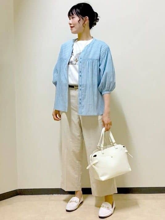 ブルー系のシャツ/ブラウス、ベージュ系のその他パンツ、ホワイト系のTシャツ/カットソーを着用したレディースの夏コーディネートの10枚目の写真
