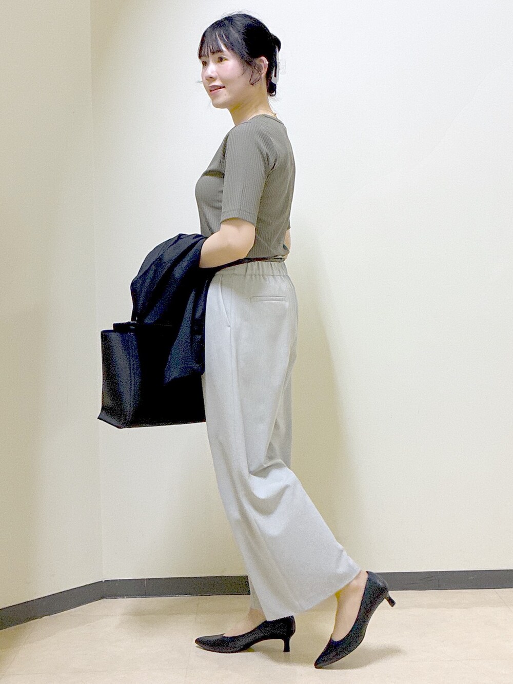 グリーン系のTシャツ/カットソー、ホワイト系のタンクトップ、グレー系のその他パンツを着用したレディースの春コーディネートの9枚目の写真