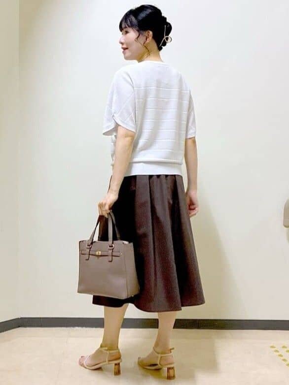 ブラック系のニット/セーター、グレー系のニット/セーター、ブラウン系のスカートを着用したレディースの夏コーディネートの10枚目の写真