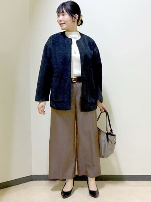 グレー系のノーカラーコート、ホワイト系のニット/セーター、ブラウン系のその他パンツを着用したレディースの冬コーディネートの9枚目の写真
