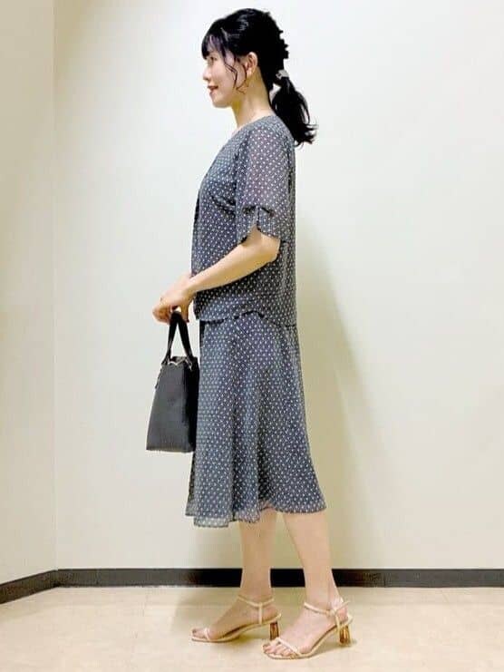 ブルー系のシャツ/ブラウス、ブルー系のスカート、ブルー系のスカートを着用したレディースの夏コーディネートの2枚目の写真