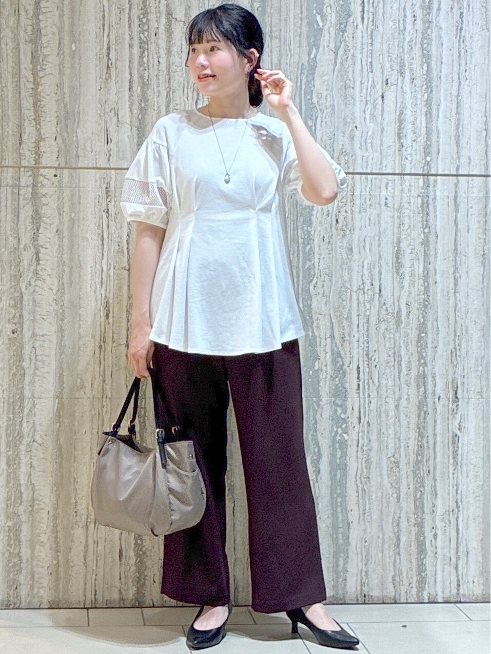 ホワイト系のTシャツ/カットソー、ブラウン系のその他パンツ、ブラウン系のトートバッグを着用したレディースの夏コーディネートの6枚目の写真