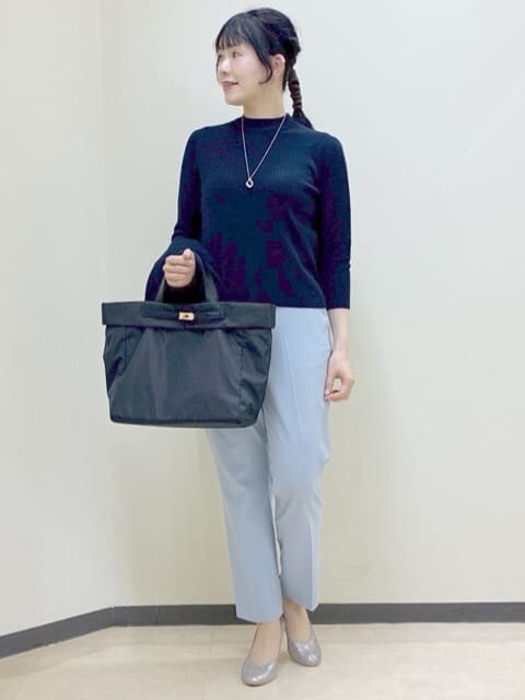 ブルー系のニット/セーター、ブルー系のカーディガン/ボレロ、ブルー系のその他パンツを着用したレディースの春コーディネートの7枚目の写真