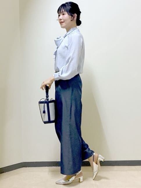 ブルー系のシャツ/ブラウス、ブラック系のニット/セーター、ブルー系のその他パンツを着用したレディースの冬コーディネートの2枚目の写真