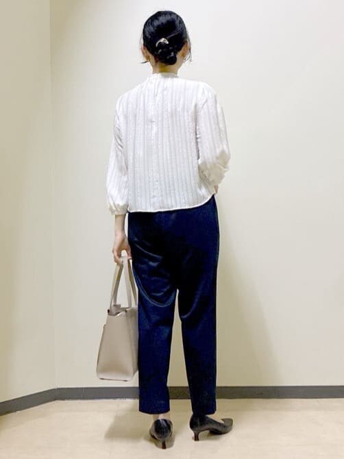 ホワイト系のシャツ/ブラウス、ブルー系のテーラードジャケット、ブルー系のその他パンツを着用したレディースの冬コーディネートの2枚目の写真